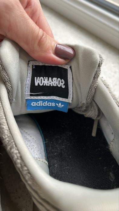 Кросівки Adidas.