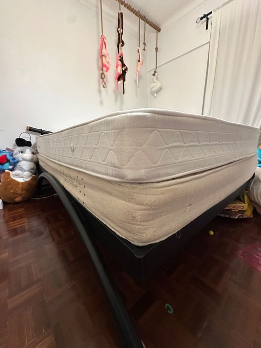 Vendo Cama e colchões