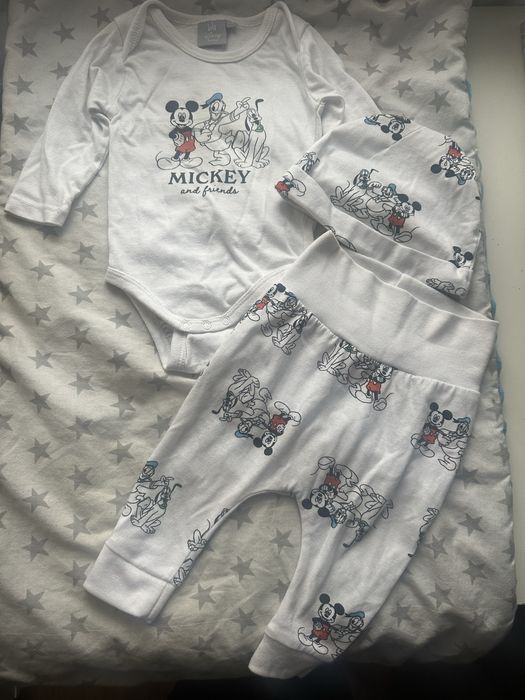 Zestaw body spodenki i czapka r68