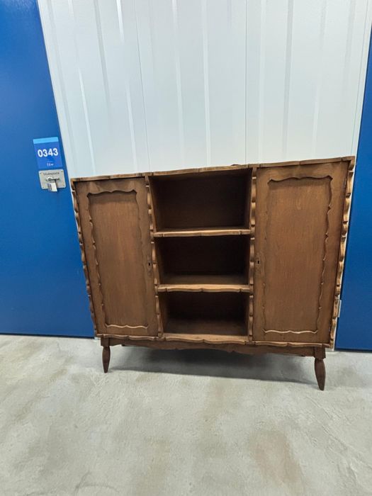 Aparador Vintage com Detalhes Entalhados