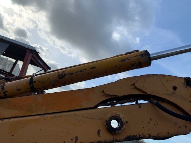 siłowniki hydrauliczne ramienia tylnego do koparkoładowarki case 580