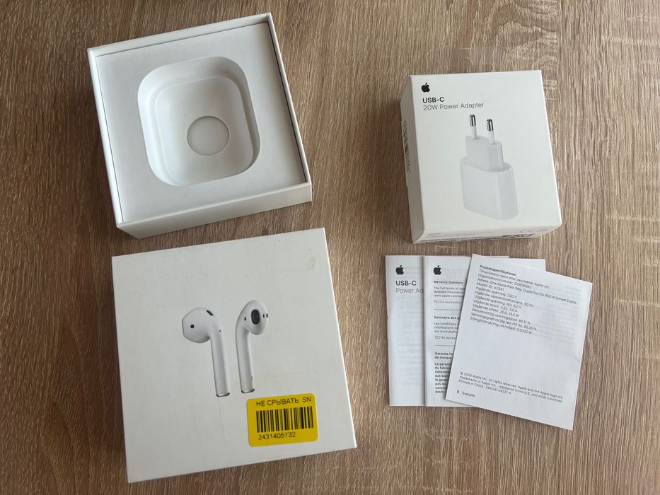 Коробки з AirPods та зарядки usb-c