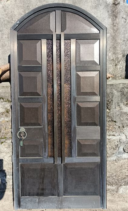 Porta nova de alumínio com corte térmico e fecho triplo de segurança