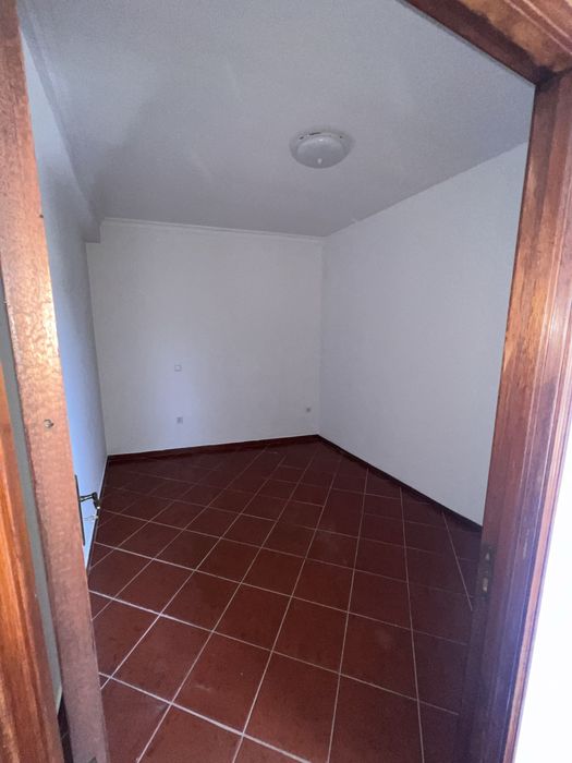 Alugo Casa T2 ( Ler Descrição)