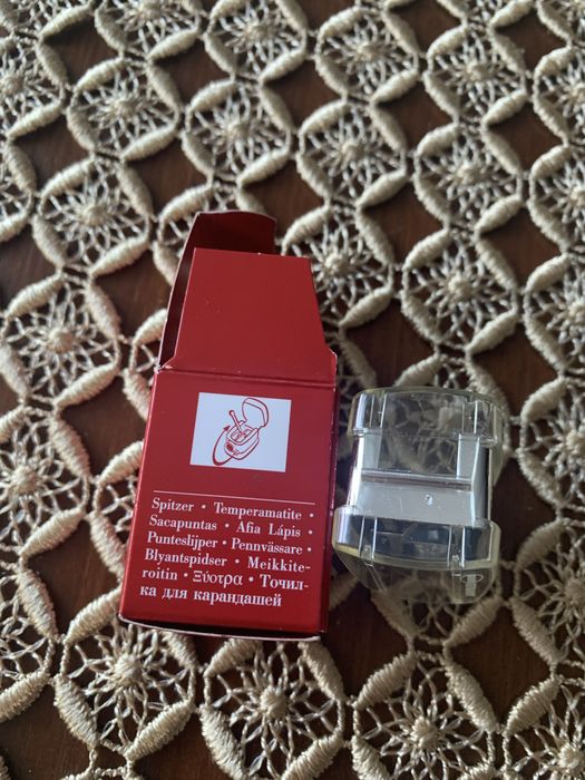 Temperówka do kredek - akcesoria do makijażu Clarins — NOWE