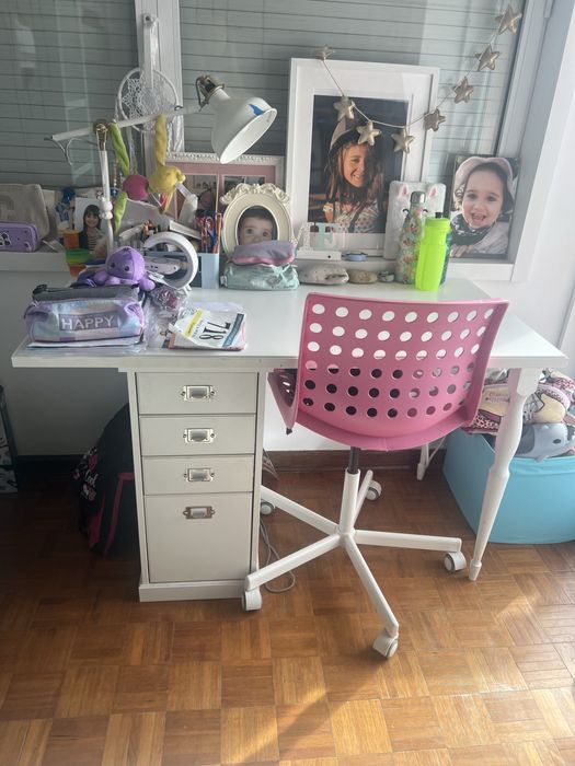 Vendo secretaria com 4 gavetas