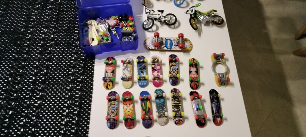 Conjunto de mini skates, bike e acessórios