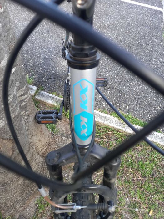 Bicicleta todo o terreno aro 26 cinzenta com acabamentos azuis