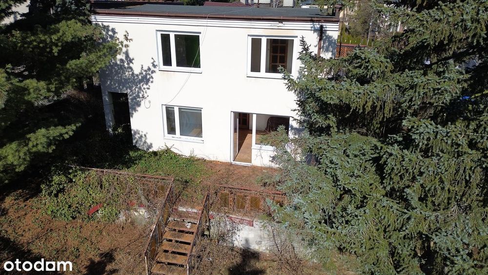 Przestronny dom z garażem w dobrej lokalizacji. Do remontu!