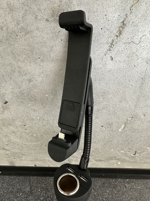 Автомобільний тримач для iPhone з зарядкою