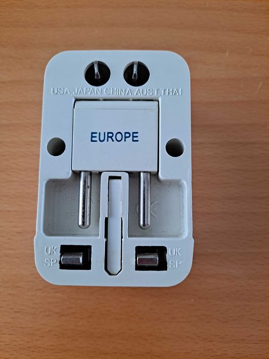 Adaptardor universal de corrente elétrica