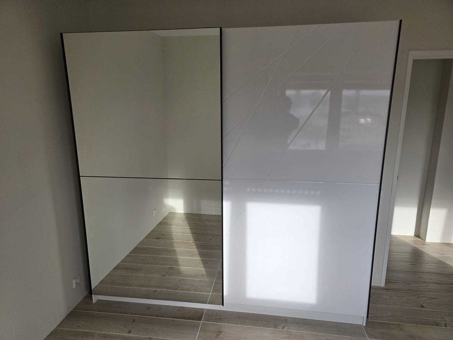 Armário branco com espelho