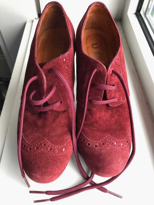 sapatos bordeaux  em camurça muito elegantes marca UNISA  36