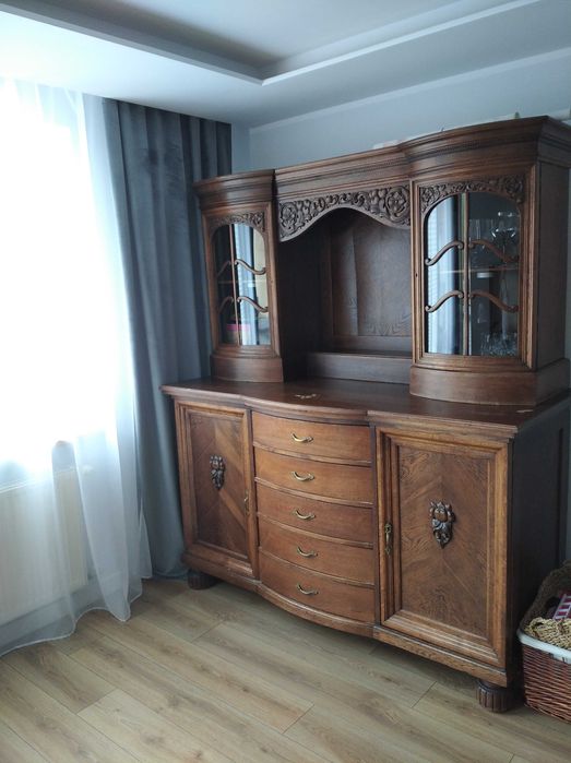 Kredens piękny 100 letni dąb