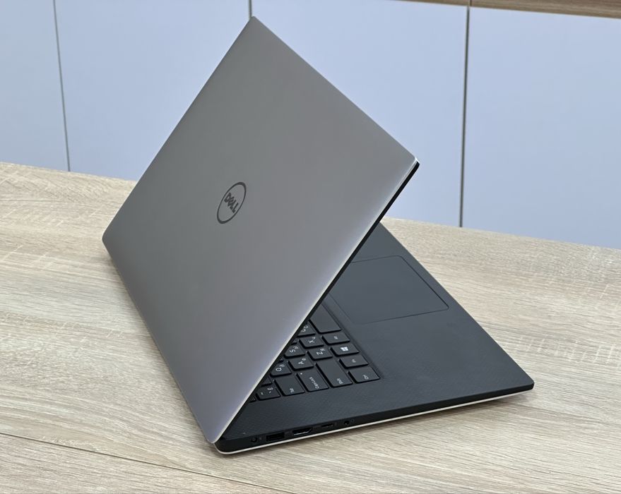 Dell Precision 5520 15.6"FullHD IPS i7-6820HQ 2 відеокарти 16/256gb