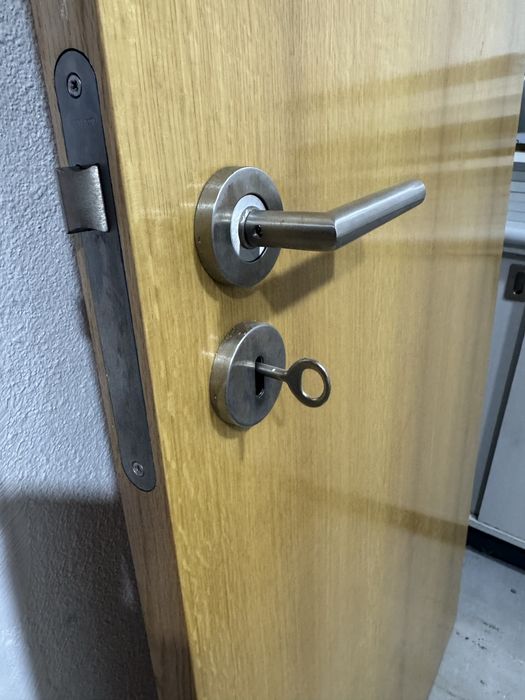 Duas portas em carvalho e uma moldura