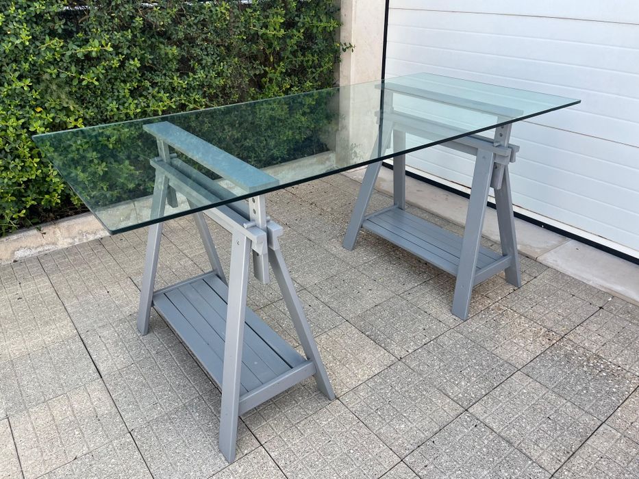Mesa com tampo de vidro
