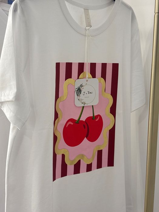 T-shirt branca com estampado de cerejas