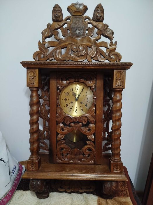 Zabytkowy zegar wiszący z rzeźbionego drewna – styl klasyczny