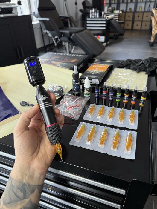 Kit Tatuagem COMPLETO Máquina Pen Sem Fios com Pele Treino, Tintas etc