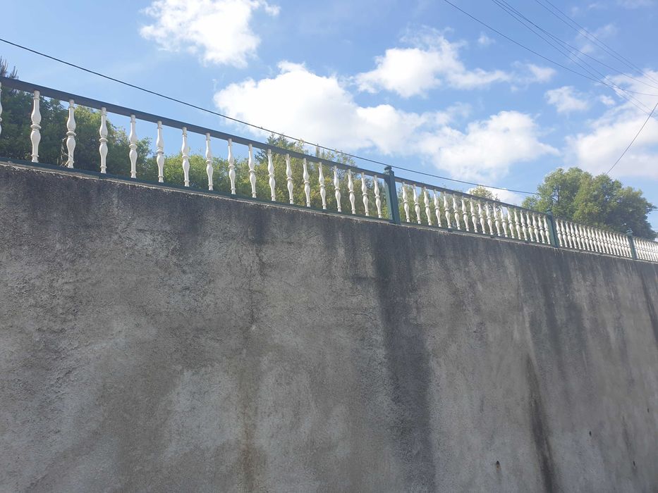 Gradeamento em aluminio fundido, com balaustros torneados lacado branco e corrimão verde