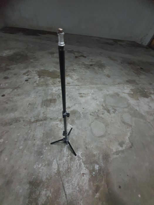Suporte para microfone, iluminação  e máquina fotográfica