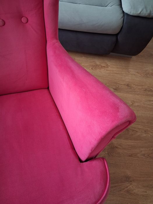 Fuksjowy bujany fotel uszak