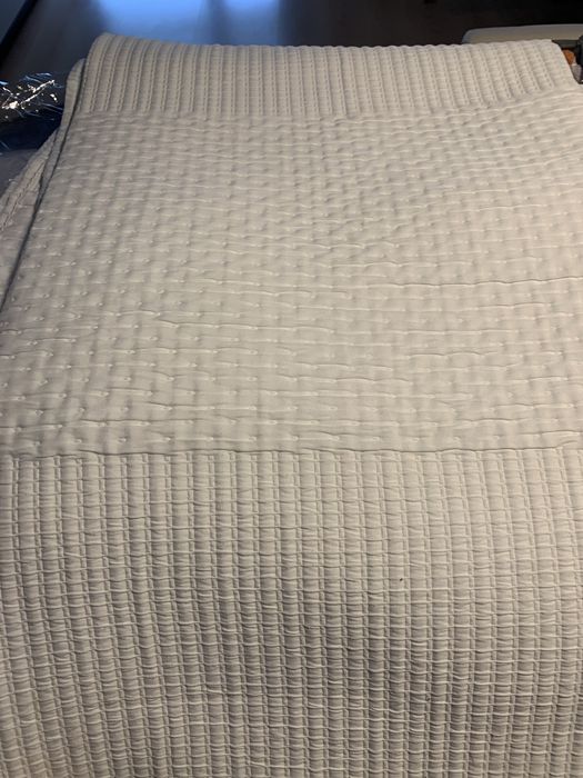 Colcha branca . Marca Tramas