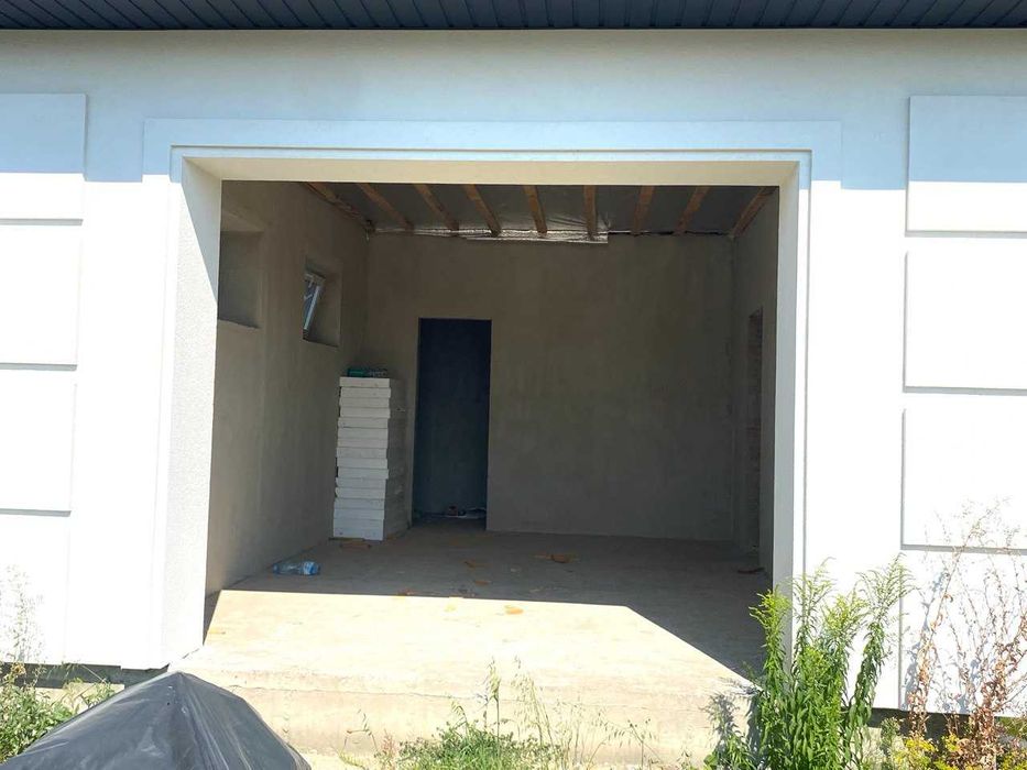 Будинок в престижному районі з гаражем Бармаки