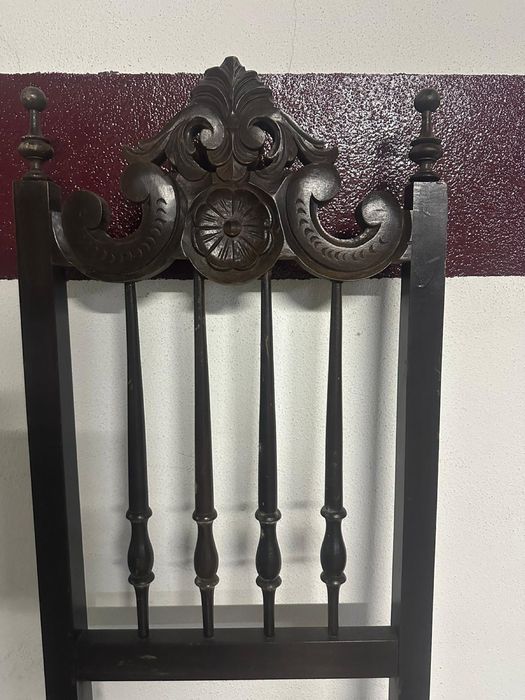 Cadeira em madeira maciça ótimo estado