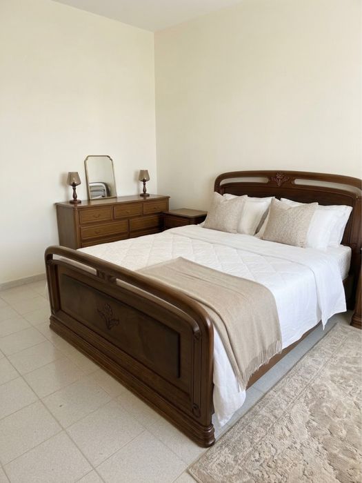 Cama de casal em madeira de cerejeira