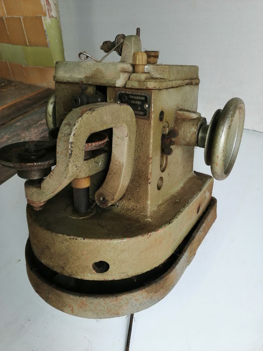 Машинка швейна промислова скорняжка