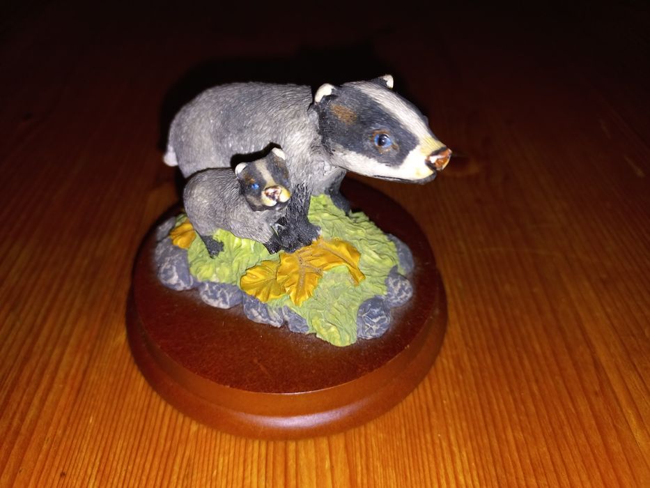 Prato e escultura texugos