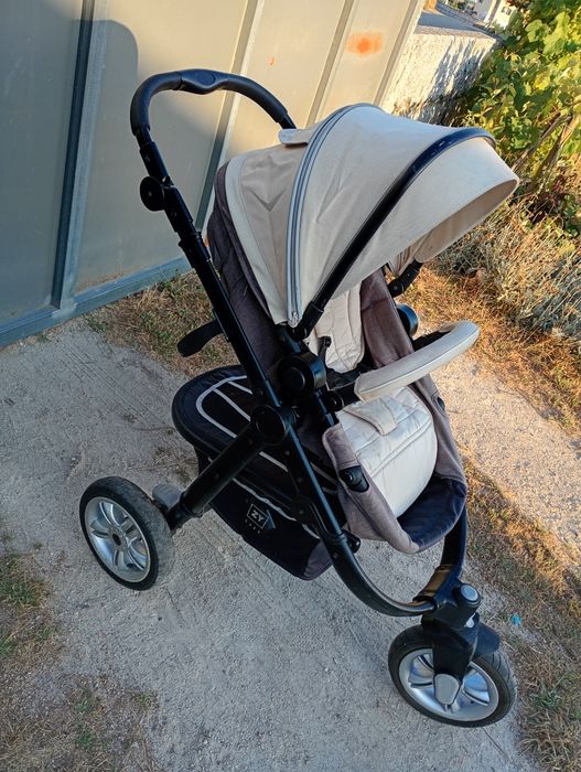 Carrinho de passeio da Zippy em muito bom estado.