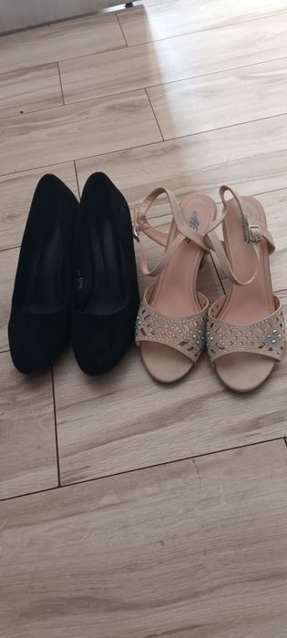 Sandaly beżowe z cyrkoniami I półbuty czarne z ozdobą złotą na obcasie