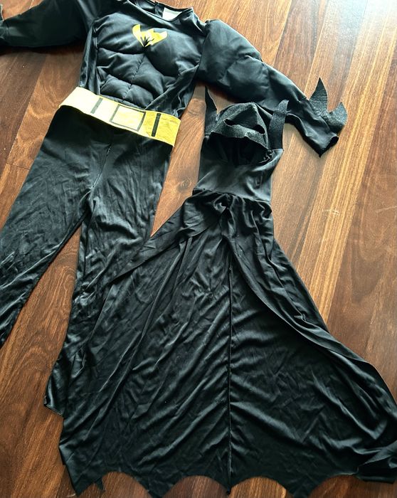 Fato Batman com músculos e capa 130-140cm