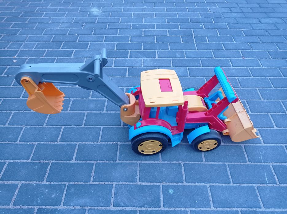 Duży traktor koparka.