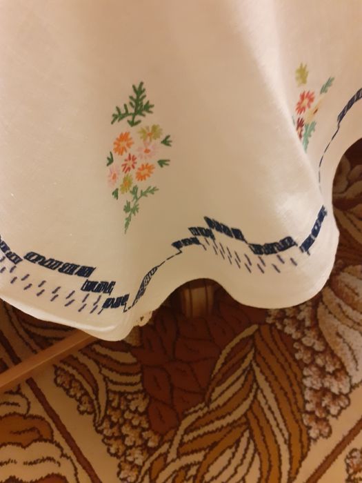 Obrus ręcznie haftowany