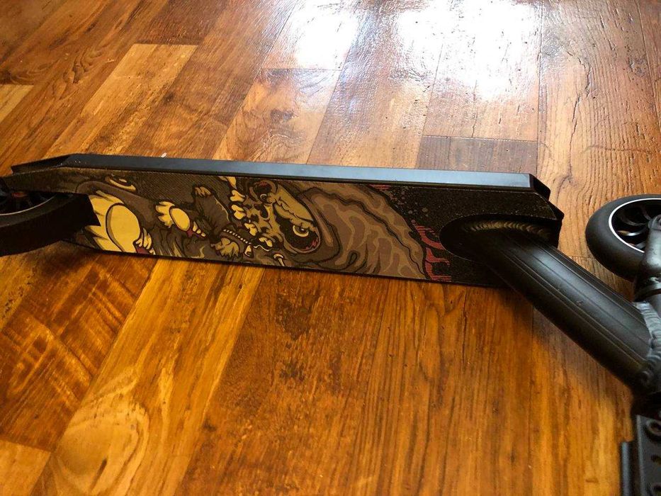 Надміцний трюковий самокат 
Анадована рама