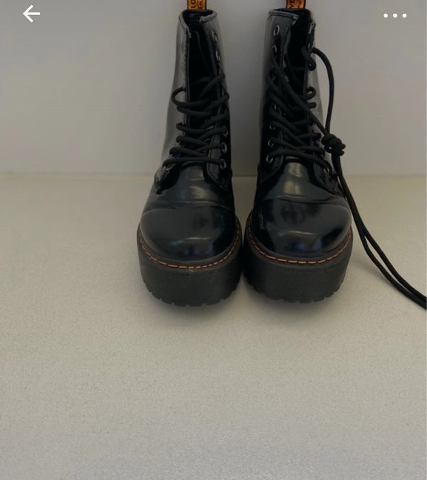 Botins pretos com atacadores e tacão alto