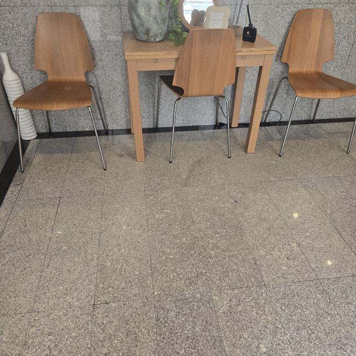 Vendo mesa extensivel e 3 cadeiras do mesmo conjunto