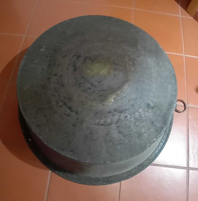 Vendo uma bacia e um tacho, em cobre