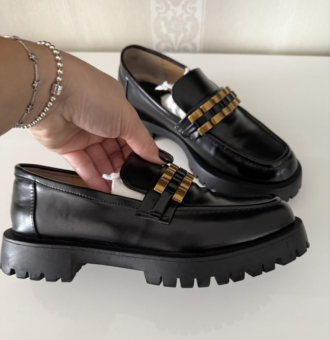 Жіночі лофери ZARA