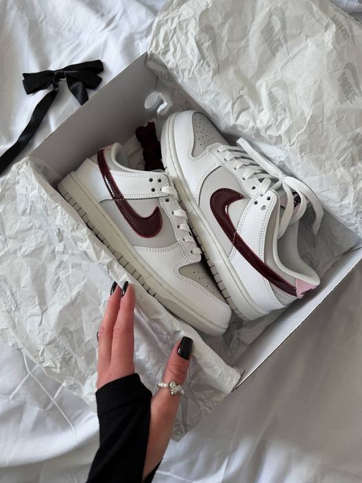 Nike Dunk SB Low Sail Burgundy Crush жіночі кросівки найк данк