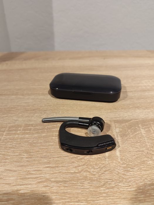 Bluetooth-гарнітуру Plantronics Voyager Legend у зарядному футлярі