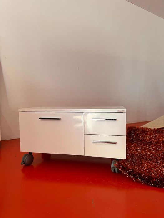 Movel branco de casa de banho