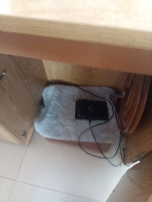 Máquina de costura Singer usada, a trabalhar, elétrica