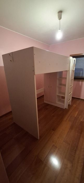 Cama alta com secretária