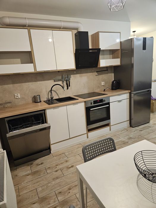 Ulica Karoliny z miejscem postojowym