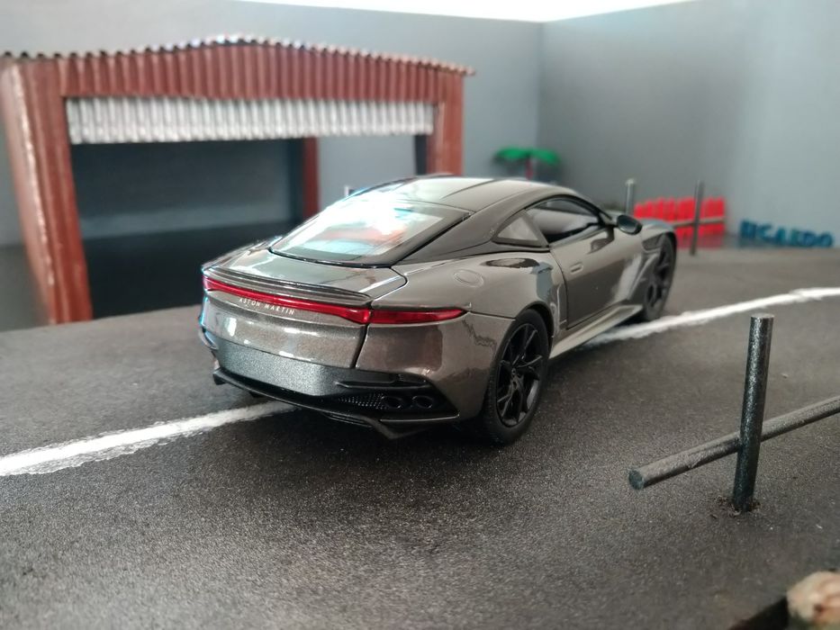 Aston Martin DBS Superleggera - Welly 1/24